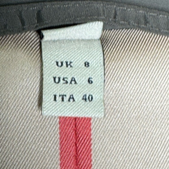 Burberry Women's Raincoat - Classic Elegance for Rainy Days 🌧️ - Picture 8 of 9